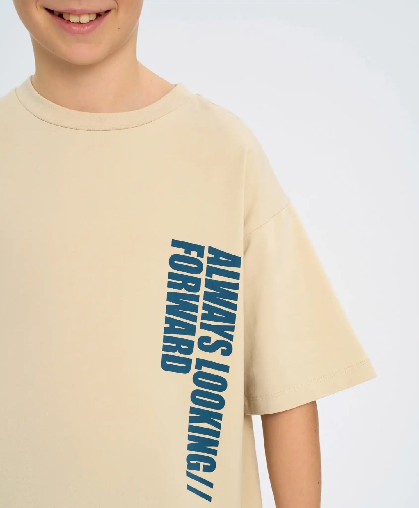 Tricou cu mânecă scurtă pentru băiat, alb lăptos, oversize, cu imprimeu, Button Blue